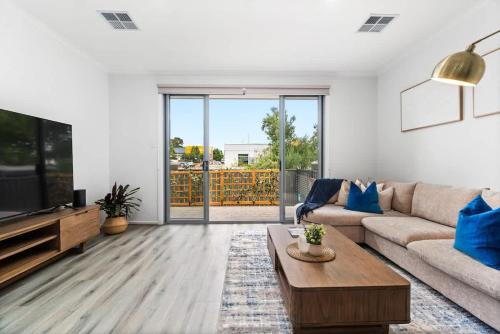 Modbury House | Stylish 3BR Stay Close to Tea Tree Plaza