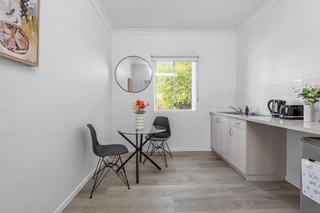 Spring Hill Apartment | Stylish City Centre Studio - Short walk to Hosp