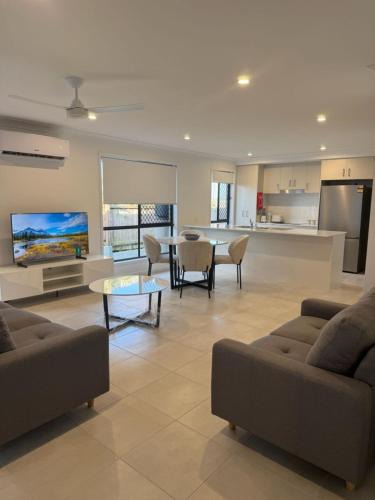 Redbank Plains House | Stylish Urban Escape 4 minutes walk to the mall