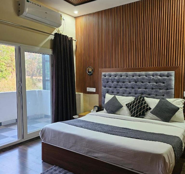 Lansdowne Hotel | Sunny Pines Resort