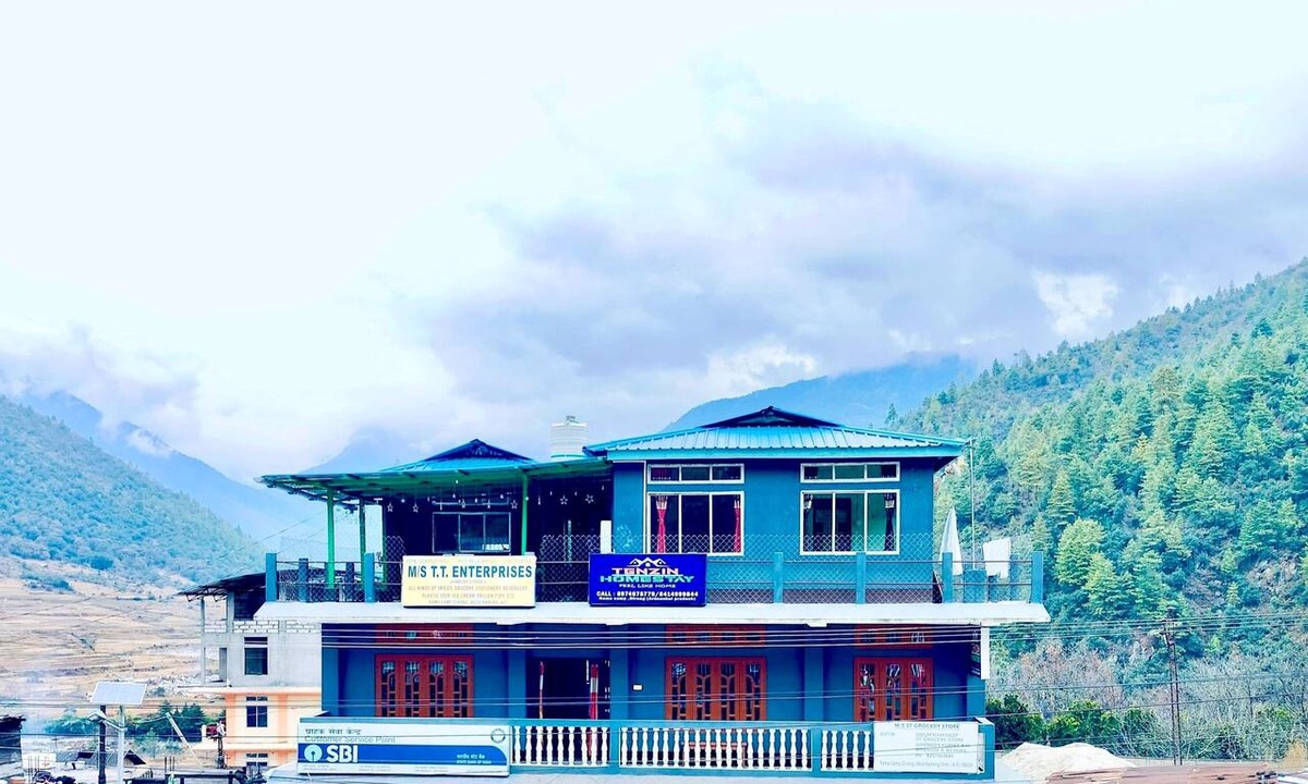 Bomdila Hotel | Tenzin Homestay — Cozy Stay with Free Wi-Fi, Parking & Mountain Views in Dirang