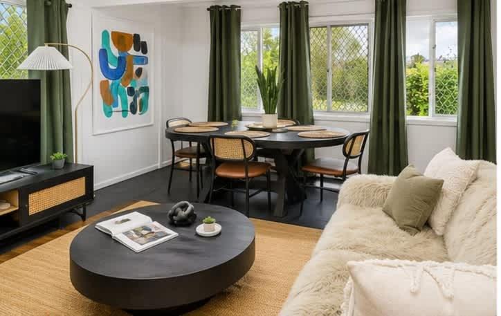 Deception Bay House | The Arty Beach Shack by Curbos Lux