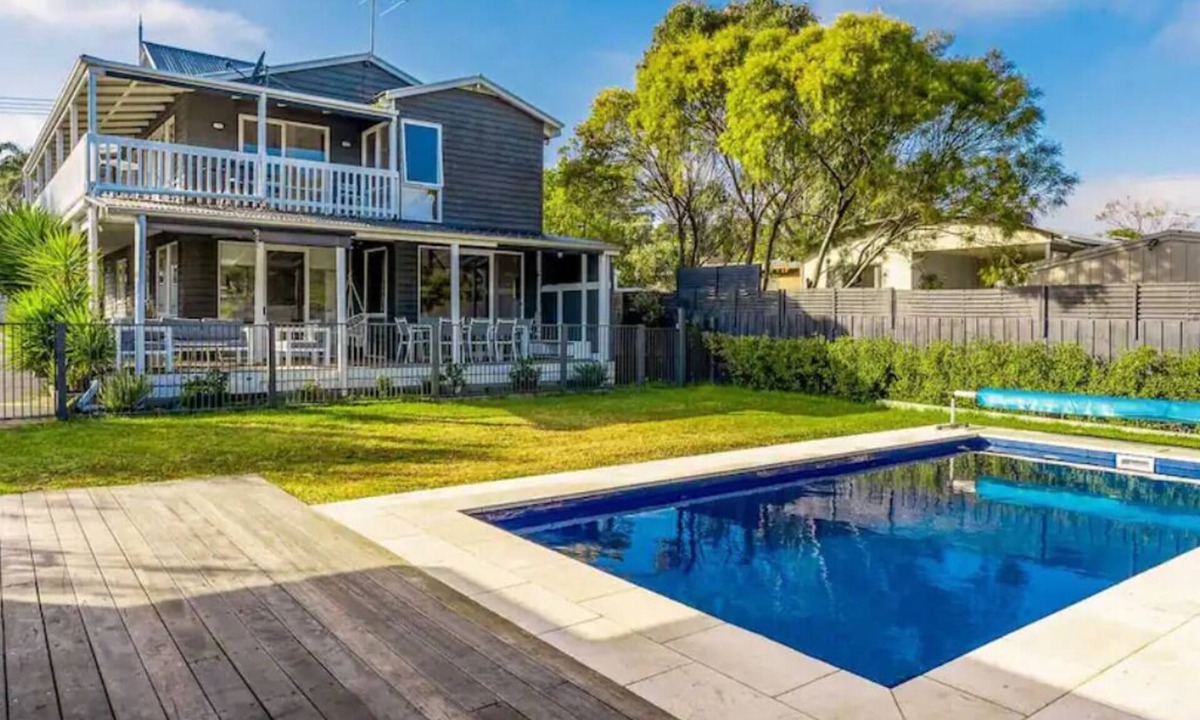 Cowes House | The Birkdale by Ready Set Stay- heated pool, WIFI, amazing and modern