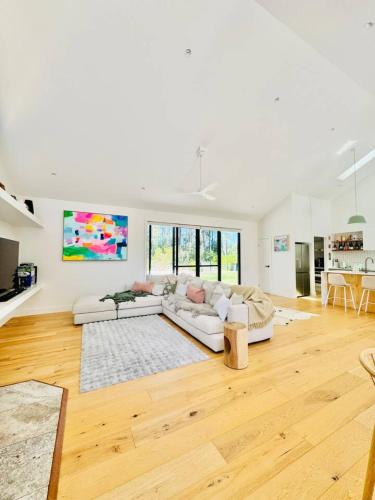 Narrawallee House | The Coastal Gallery Calming Artist Retreat
