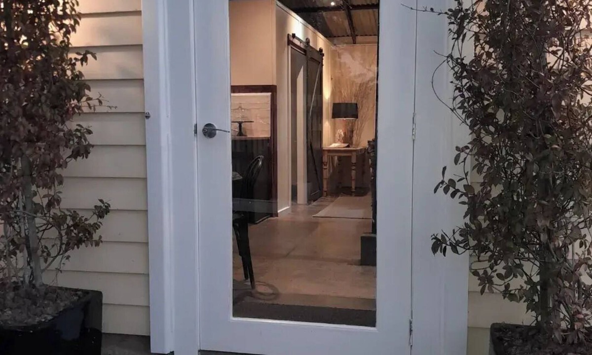 Tynong House | "The Dairy" Just 5 minutes from Pakenham racecourse and Gumbuya World