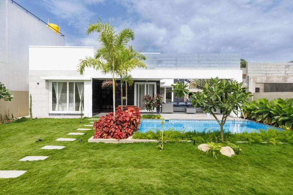 Hosur Villa | The Garden Stay by StayJade Pool Lawn 1h HSR