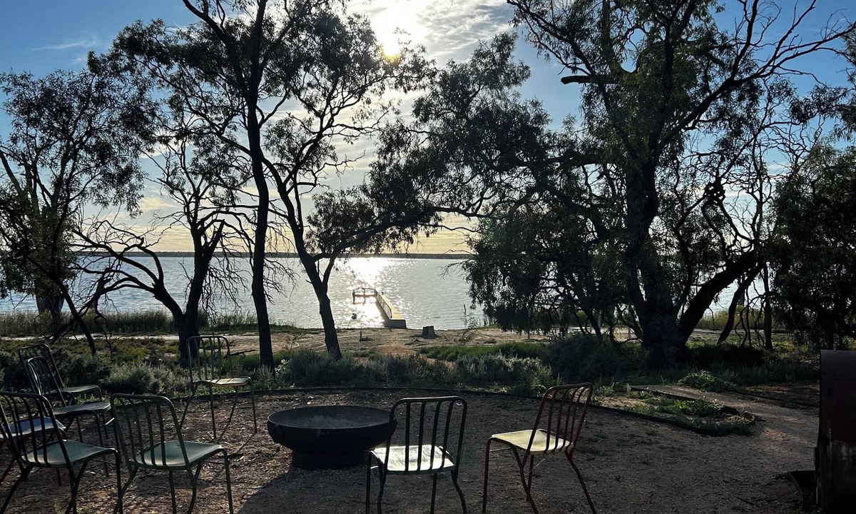 Barmera Cabin | The Jetty Hut - Water Front Stay Lake Bonney Riverland