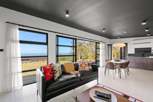 Tinderbox House | The Outlook on Mount Louis - 1 Bedroom - Stunning Views