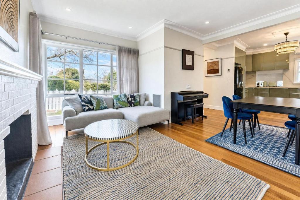Ringwood House | The Ringwood Rambler Yard Family Retreat