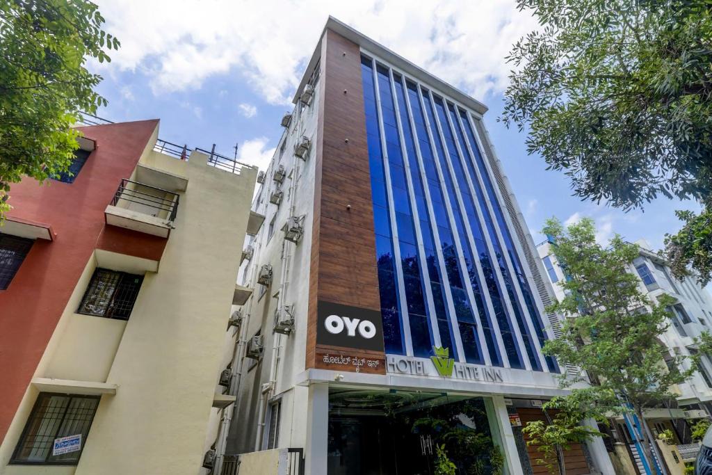 Koramangala Hotel | Townhouse OAK SRK White Inn Near Ragigudda Sri Prasanna Anjaneyaswamy Temple