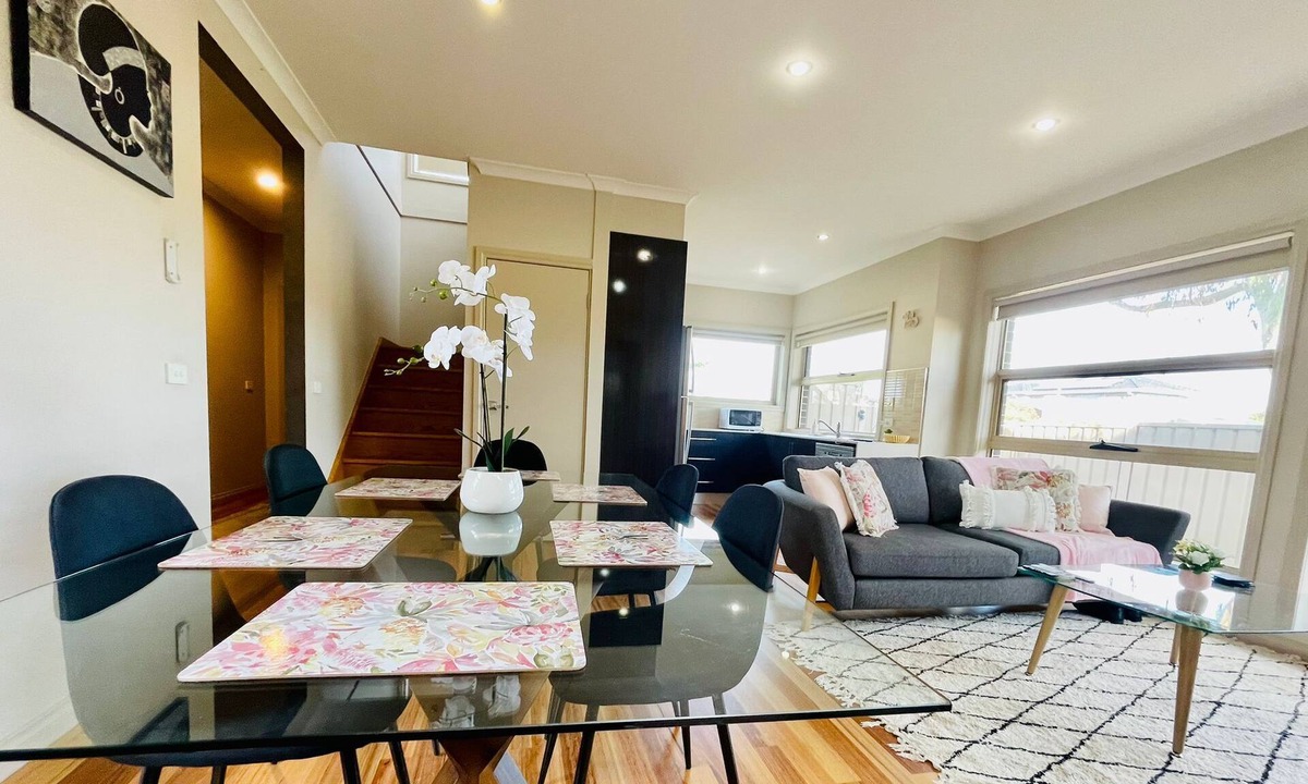 Glenroy House | Tranquil Retreat Near to Airport