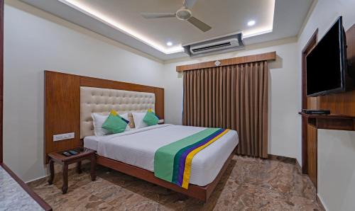 Kalapettai Hotel | Treebo Aaravi Residency, 800 Mtrs From Promenade Beach