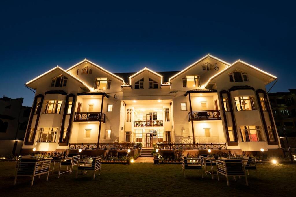 Nishat-Shalimar Apartment | Walisons Homestay Spirea 3 BHK B1