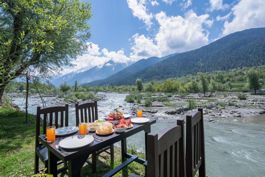 Gund Villa | Water's Edge by VEO - Part of StayVista
