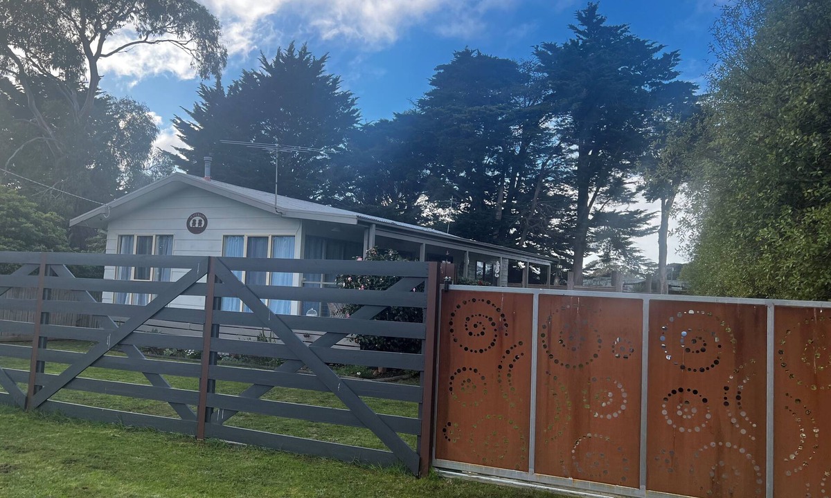 Rhyll House | Waterloo cottage- Picturesque fishing village-comfy 3 BR, 1 bathroom. Free Wifi