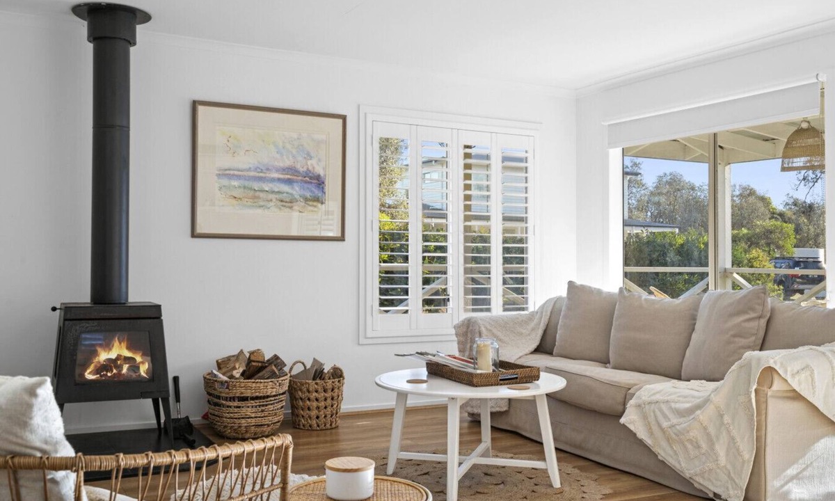 The Honeysuckles House | White Cottage on 90 Mile Beach