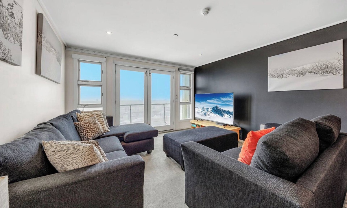 Hotham Heights Apartment | White Crystal 216- ski-in ski-out