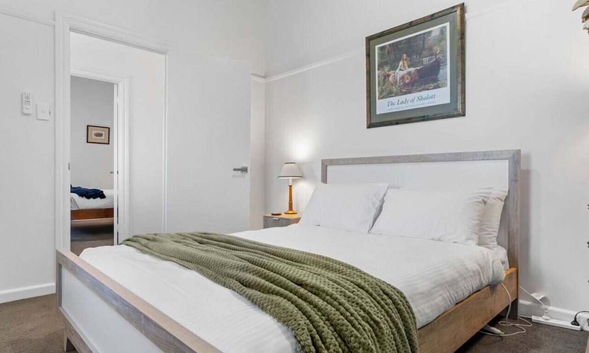 Redan House | Wonky Cottage: large backyard, close to CBD
