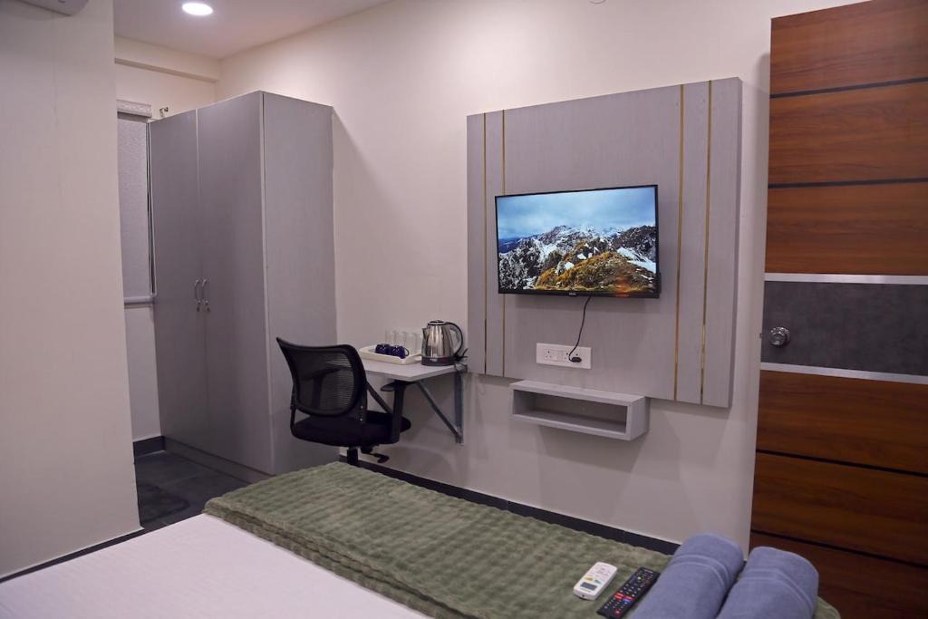 Serilingampally Apartment | Yendluri's- QueenBed Room-4 Kondapur, Gachibowli