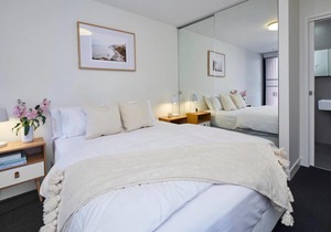 2BR Apt With Yarra River Views & Parking in Melbourne