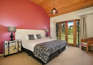 Beechworth Cedar Cottages - spacious, private 1 Bedroom cottage close to town in Beechworth