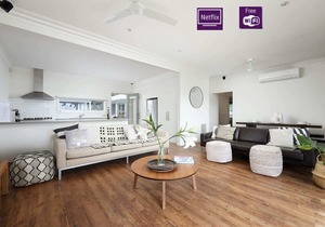 McCrae perfect family home, walk to the beach, chill by the fire. Free wine and in McCrae