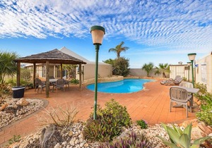 Osprey Holiday Village Unit 120 - Colourful 3 Bedroom Holiday Villa with a Pool in the Complex in Exmouth