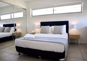 Spacious Studio Apt opp Hospital in Kawana Waters
