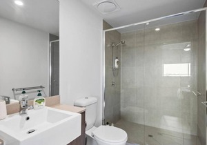 Spacious Waterfront apartment opp Hospital in Kawana Waters