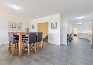 Unit 3-83 Thompson Ave, in the heart of Cowes, includes linen. in Cowes