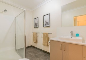 Unit 3-83 Thompson Ave, in the heart of Cowes, includes linen. in Cowes