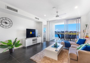 Waterfront Retreat Lake Birtinya in Kawana Waters