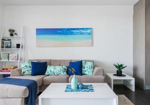 Waterfront Retreat Lake Birtinya in Kawana Waters