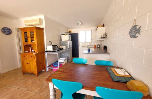 Port Vincent Hotel | 1/7 Cameron St, PT VINCENT (behind Gerimias) SLEEPS 5 ; 2 bedrooms - QN, Trio bunk BEDDING: Quilts and pillows provided (BYO all linen). Optional linen purchase @ $25 per person (1 week notice reqd) PROPERTY DETAILS: RC spli