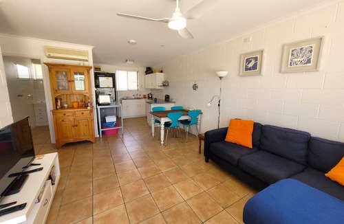 Port Vincent Hotel | 1/7 Cameron St, PT VINCENT (behind Gerimias) SLEEPS 5 ; 2 bedrooms - QN, Trio bunk BEDDING: Quilts and pillows provided (BYO all linen). Optional linen purchase @ $25 per person (1 week notice reqd) PROPERTY DETAILS: RC spli