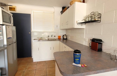 Port Vincent Hotel | 1/7 Cameron St, PT VINCENT (behind Gerimias) SLEEPS 5 ; 2 bedrooms - QN, Trio bunk BEDDING: Quilts and pillows provided (BYO all linen). Optional linen purchase @ $25 per person (1 week notice reqd) PROPERTY DETAILS: RC spli