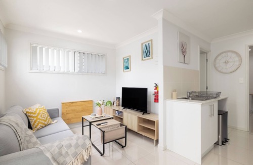 Rocklea Apartment | 1 Bdr Apt w/AC | Kitchen | Parking | 131AF1
