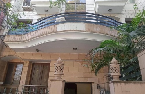 Nehru Place Apartment | 2 Bed Apartment Sleeps 4 with Parking New Delhi