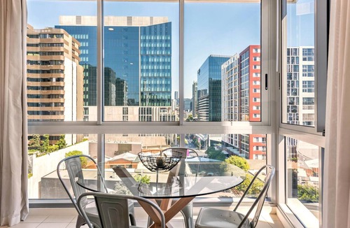 Fortitude Valley Apartment | 2 Kings + 2 Baths near James Street | Rooftop Pool & Skyline Terrace | Parking