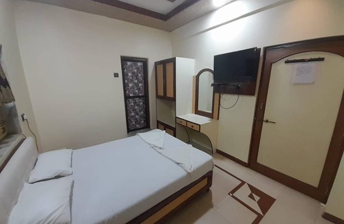 Bhiwandi Hotel | 200 m² Hotel ∙ 2 guests