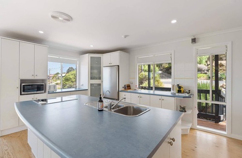 Encounter Bay House | 24 Laurie Sea View Retreat w/Spa & BBQ, Walk to Beach