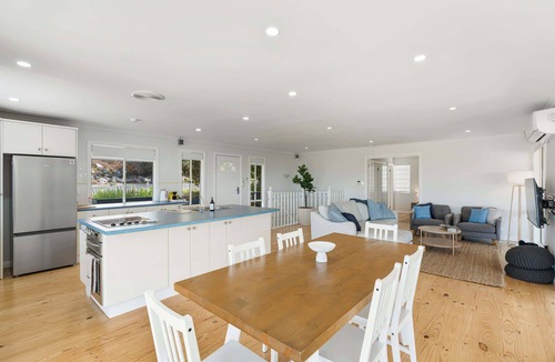 Encounter Bay House | 24 Laurie Sea View Retreat w/Spa & BBQ, Walk to Beach