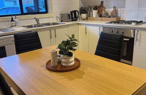 Springvale South Apartment | 2B2B Parkside Retreat w Bathtub, Work and Relax