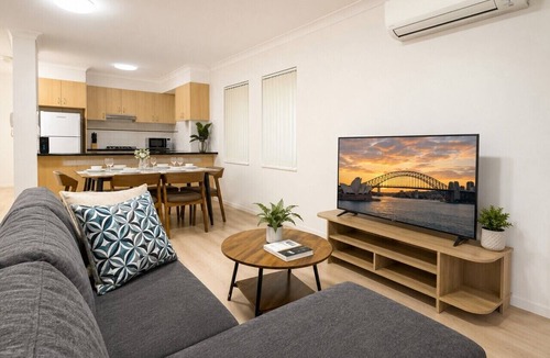 Chippendale Apartment | 2BR Apartment Central Rail Station CBD Free Parking