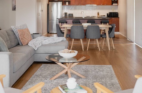 Traralgon House | 3 bedroom CBD townhouse overlooking tennis courts