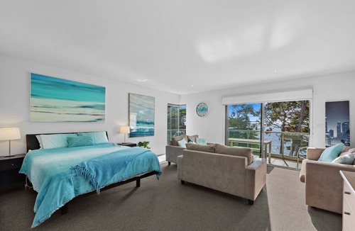 Cowes Apartment | 340 The Waves, Studio Unit, across the road from the beach, lift access.
