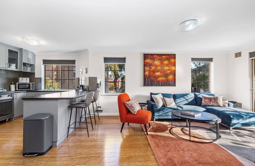 East Perth Apartment | 3bdr Sauna Pool Gym Parking