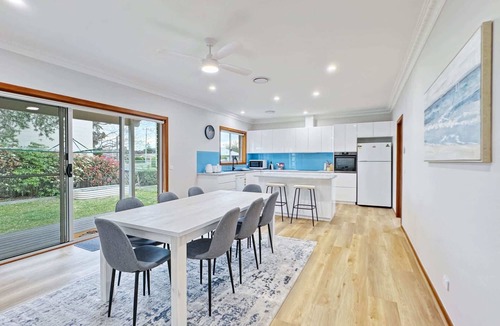 Tomakin House | 4-Bed Beach House with Garden & Alfresco Dining