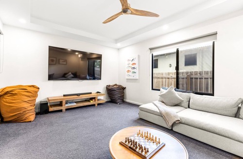Cable Beach House | 4 Bedroom 2 Bathroom Luxury House with Pool (Sleeps 10)