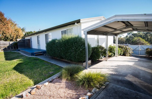 Churchill House | 4 bedroom unit in quiet location- pet friendly